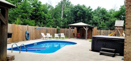 Niagara Falls Villa with Private pool, hottub, water view and Breakfast - Accommodation - Niagara Falls