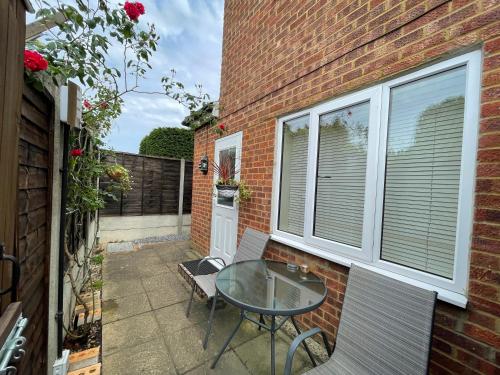 Studio-2 Staines,Heathrow, London-own entrance - Apartment - Staines