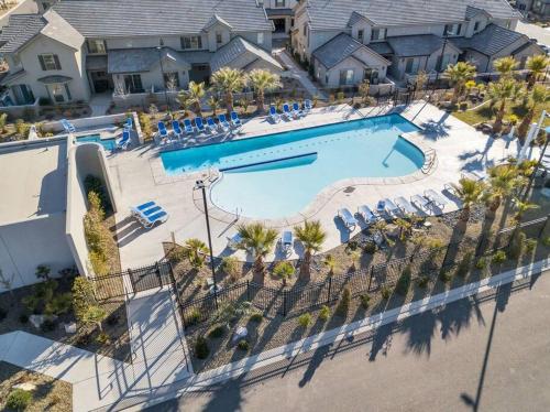 Desert Edge Retreat-Pool and Hot Tub!