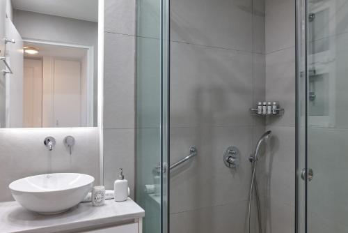 Chic One Bd Apartment with Hilton View - image 14