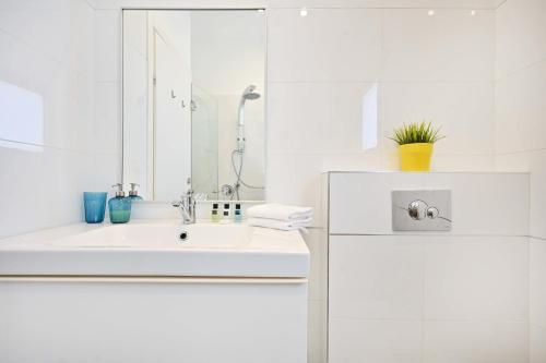 1BR near the beach with Balcony and Mamad by HolyGuest - image 3