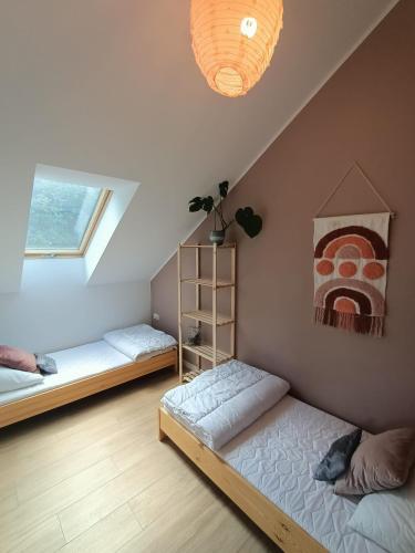 4 twin beds