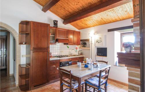 virtuve, Cozy Apartment In Monte Rinaldo in Montelparo