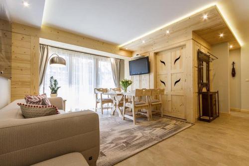Apartment with Terrace - S image 3