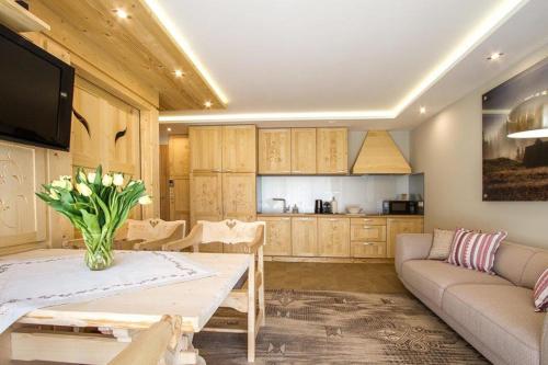 Apartment with Terrace - S image 4