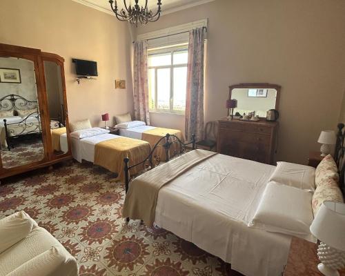 1 queen bed, 2 twin beds