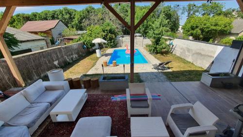 4 room flat with garden and pool