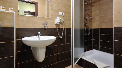 Standard Twin Room image 4