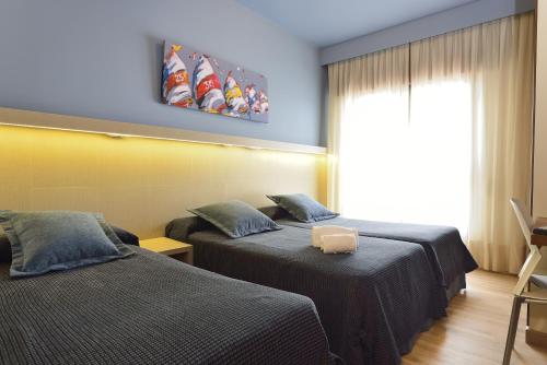 3 twin beds