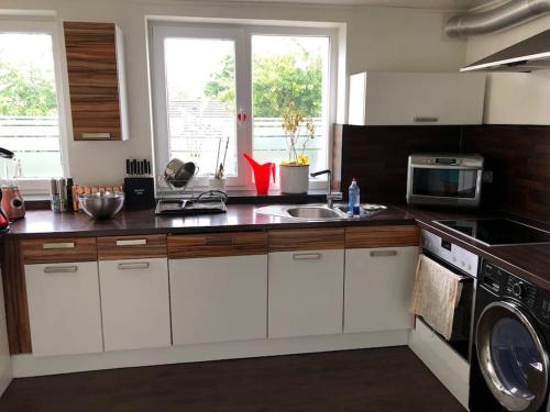 Konyha, Zimmer HomeOffice Küche WLAN TV mit Terrasse&Grill +Fahrrad (Zimmer HomeOffice Kuche WLAN TV mit Terrasse&Grill +Fahrrad) in Hennef