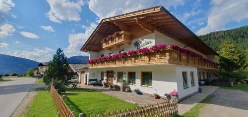  Enzian Apartments, Unterkunft in Kartitsch