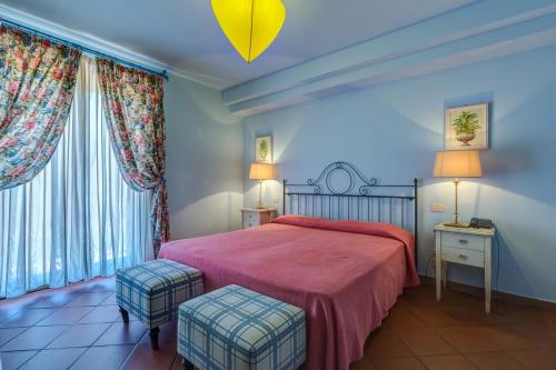 1 queen bed, 2 twin beds