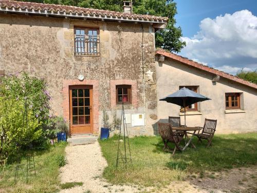 Les Ecots - Petit gîte de caractère à la ferme (Les Ecots - Petit gite de caractere a la ferme) in Availles-Limouzine