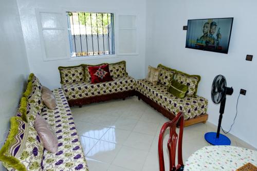Shared lounge/TV area, Charming apartment with a small garden in Bni Makada