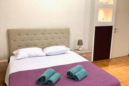 Spacious 4-Bedroom Family Home, 100m from Metro, Atenas