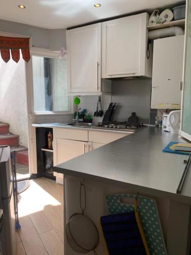 Studio Apartment - Entire Lower Ground Floor - Only 7 Mins Walk Kings Cross St Pancras Station photo