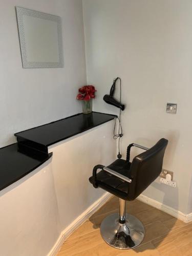 Studio Apartment - Entire Lower Ground Floor - Only 7 Mins Walk Kings Cross St Pancras Station photo