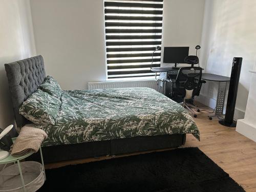 Huge Room by London Bridge - King sized Bed
