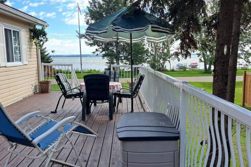 4 Seasons Lakeview Cottage w/ Private Boating Dock in Poplar Bay (AB)