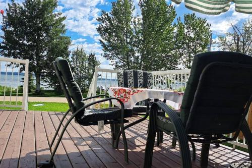 4 Seasons Lakeview Cottage w/ Private Boating Dock in Poplar Bay (AB)