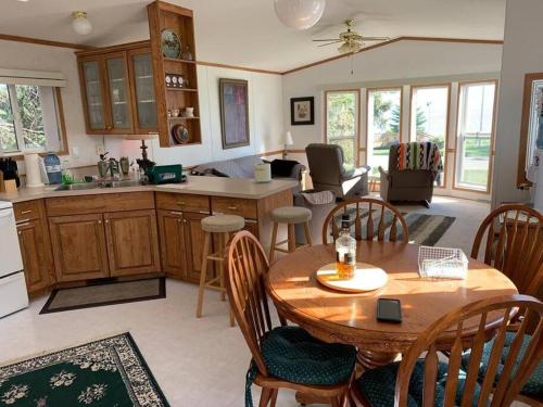 4 Seasons Lakeview Cottage w/ Private Boating Dock in Poplar Bay (AB)