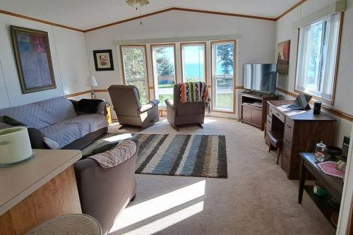 4 Seasons Lakeview Cottage w/ Private Boating Dock in Poplar Bay (AB)