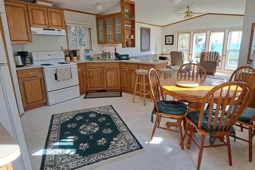 4 Seasons Lakeview Cottage w/ Private Boating Dock in Poplar Bay (AB)