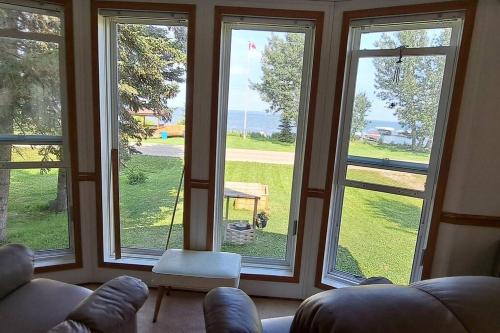 4 Seasons Lakeview Cottage w/ Private Boating Dock in Poplar Bay (AB)