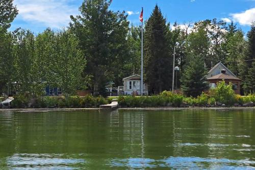 Viesnīcas āriene, 4 Seasons Lakeview Cottage w/ Private Boating Dock in Poplar Bay (AB)