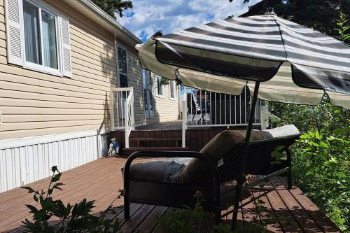 4 Seasons Lakeview Cottage w/ Private Boating Dock in Poplar Bay (AB)