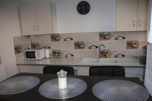 Chez Madani, 5 min de la plage, vue sur océan et entièrement climatisé (Chez Madani, 5 min de la plage, vue sur ocean et entierement climatise) in 보우에니