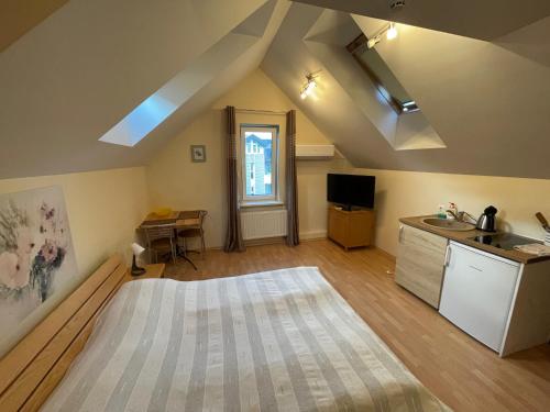 Double Room with Extra Bed image 1