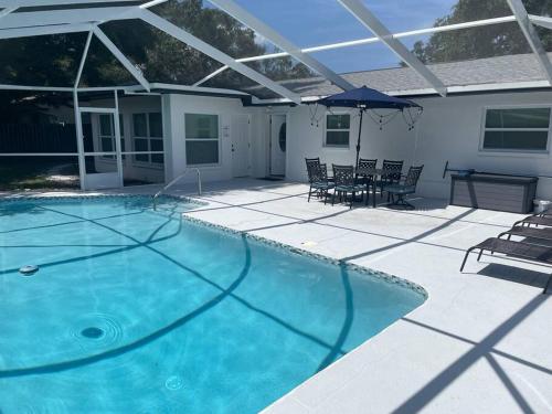 Cheerful & Elegant 4-Bedroom House in Clearwater