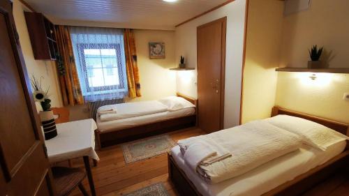 2 twin beds