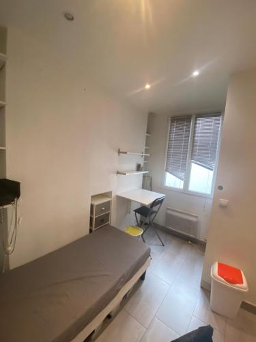 Small studio near Eiffel Tower, Paryż