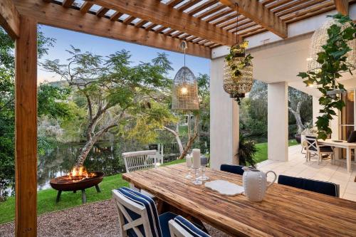 Luxury Lakeside Villa - Sunshine Coast Luxury Lakeside Villa - Sunshine Coast