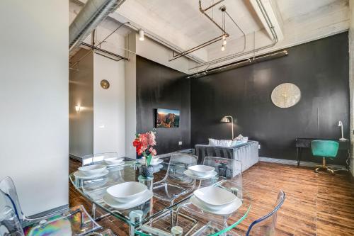 Spacious 2BR Loft|Pool+Desk+Valet