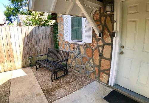 Napa Rock Cottage/ #7 Oak Crest in Eureka Springs, USA