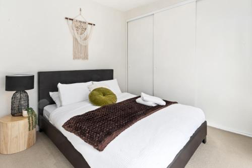 Escape To Melbourne - Stylish 1 Bedroom-Gym - Aircon -Balcony