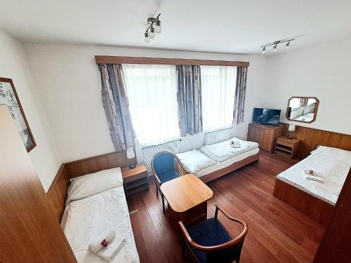 1 double bed, 1 twin bed