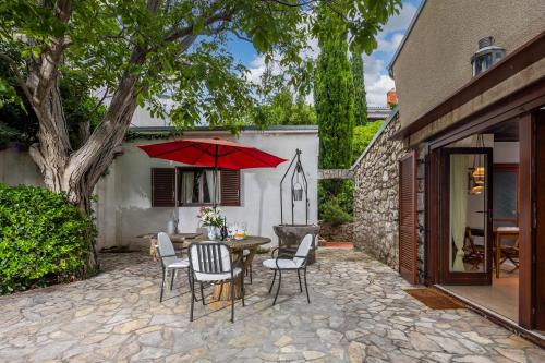 Lovely Holiday Home By The Sea - Happy Rentals - image 3