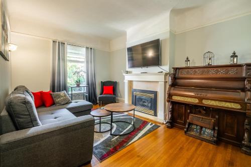 Cozy 5 Bedroom House in Downtown Toronto by GLOBALSTAY