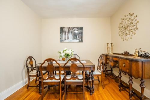 Cozy 5 Bedroom House in Downtown Toronto by GLOBALSTAY