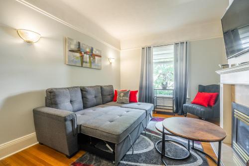 Cozy 5 Bedroom House in Downtown Toronto by GLOBALSTAY