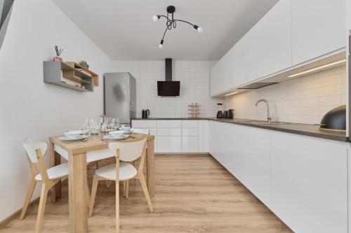 Spacious Apartment with Balcony near the Slavic Hill Wrocław by Renters Prestige, Wrocław (photo 6)