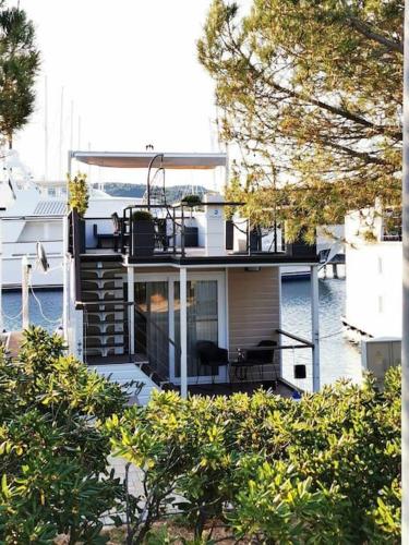 Marinavita - a floating house in 魯斯亞