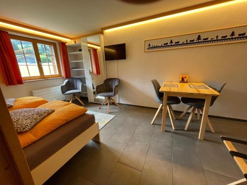 Guestroom, Alpenchalet Weidhaus in Saanen