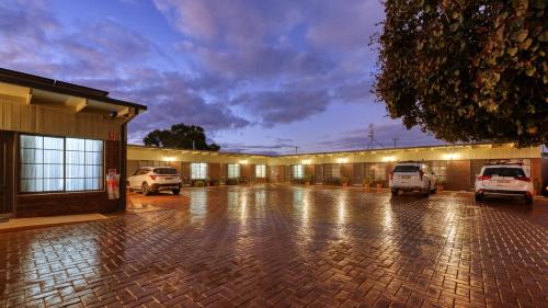 Exterior view, Oasis Motor Inn in Broken Hill