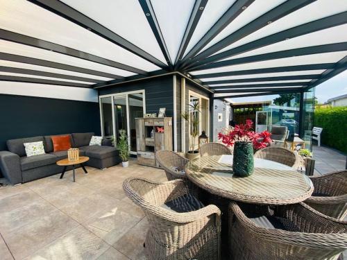 Ferienhaus LuxChalet VAJU IJsselView direkt am Fluss See Pool Park in Lathum