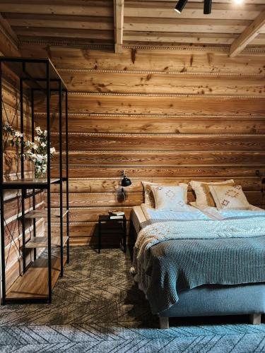 1 queen bed, 2 twin beds